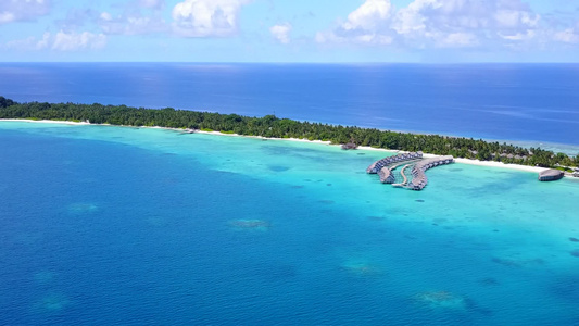 蓝色泻湖和白沙背景下田园诗般的海岸线海滩度假的空中视频