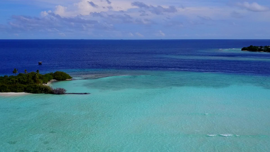 以透明有清洁沙滩背景的海洋进行豪华岛屿海滩冒险其空中视频