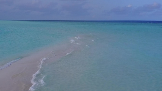 蓝海白沙背景下异国情调海滨海滩的无人机空中摘要视频