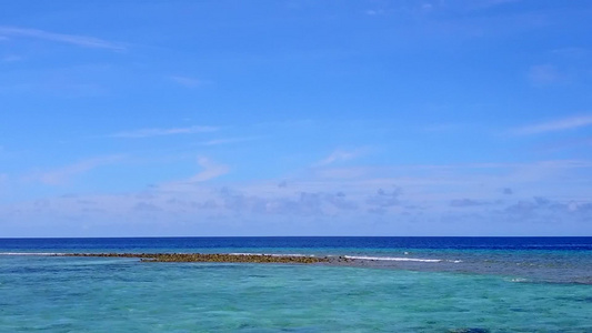 海滨海滩度假由白沙底的绿绿海流出风景空中天空视频