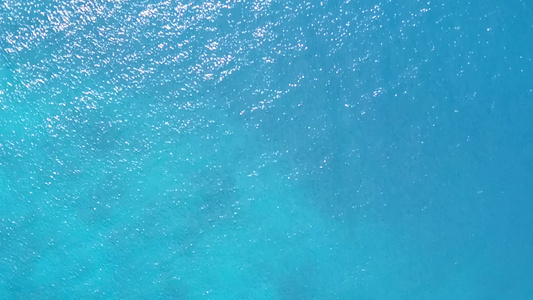 白沙底蓝水航行的海滨海滩上天堂之空中无人驾驶飞机飞行视频