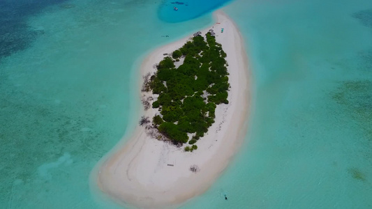 天堂度假胜地海滩的空中无人驾驶飞机抽象飞行经过蓝绿视频