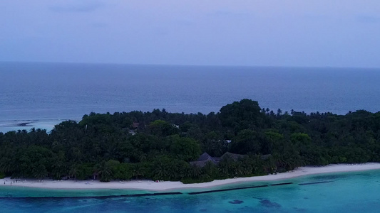 透明海面和白色沙滩背景的热带海湾海滩视频