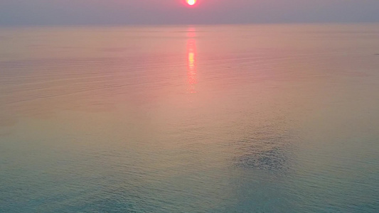 豪华环礁湖海滩因浅海和白沙背景而中断的空中无人驾驶视频