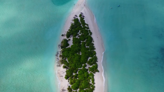 蓝海白沙背景下的热带湾海滩航景空中旅行视频