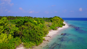 白沙背景蓝海美丽海湾海滩之旅的空中无人机海景14秒视频