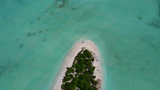 利用白沙背景的浅环礁湖观看海滨海滩渡日外来空中观光旅游视频