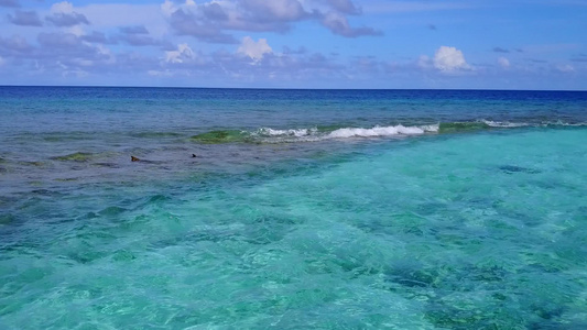 环绕绿绿海和白沙背景的海滩航程海洋与白色沙地背景视频