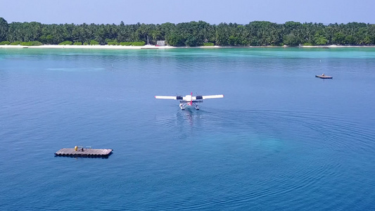 水蓝色环礁湖和白色沙滩背景的伊德利克湾海滩假日景象视频