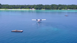水蓝色环礁湖和白色沙滩背景的伊德利克湾海滩假日景象12秒视频