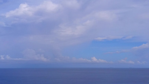观看豪华环礁湖海滩旅行的无人驾驶无人驾驶飞机乘坐蓝海12秒视频