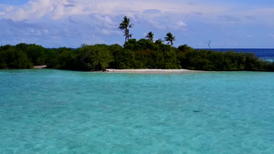 以蓝大洋和清洁沙地背景为依底环礁湖海滩旅程的海景9秒视频