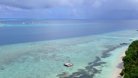 通过透明的海面和清洁的沙地背景对异国海岸海岸海滩进行视频