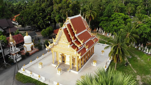 森林之间的经典佛教寺庙从无人机上方可以看到泰国山附近20秒视频