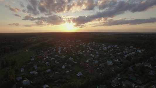 天线日落和俄罗斯村庄空中观察视频