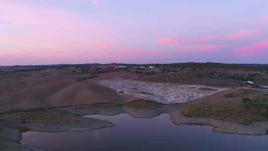 葡萄牙特雷纳日落时用无人机拍下一片沙漠般的山景上面视频