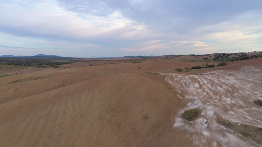 葡萄牙特雷纳日落时用无人机拍下一片沙漠般的山景上面视频