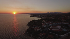 海上海岸希腊度假胜地的空中射击日落时见44秒视频