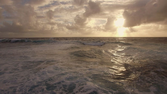 日落时的海洋水景空中观察视频