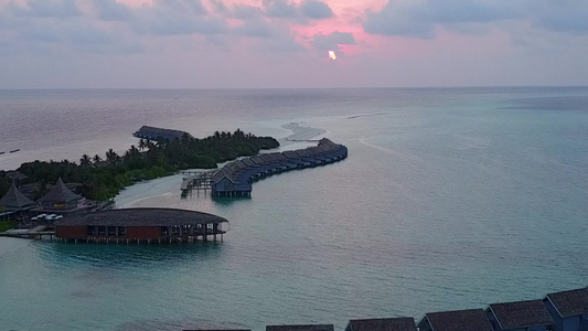 通过蓝海和白沙背景的蓝海豪华海洋观望海滩时间的空中视频