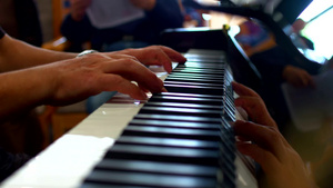 老年人弹奏钢琴的手25秒视频