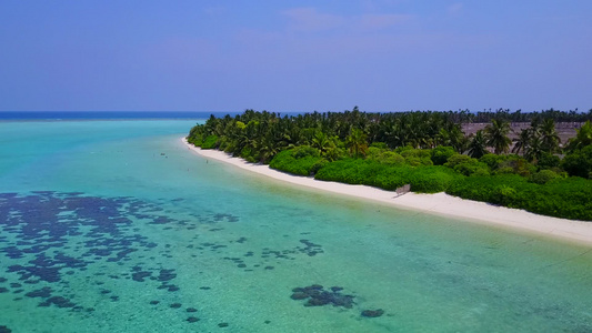 无人空中飞行的豪华海岸海滩风景由清蓝环礁湖和白沙背景视频