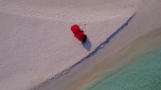 浅水和清洁沙滩背景的伊德利克湾海滩度假空中观景摘要视频