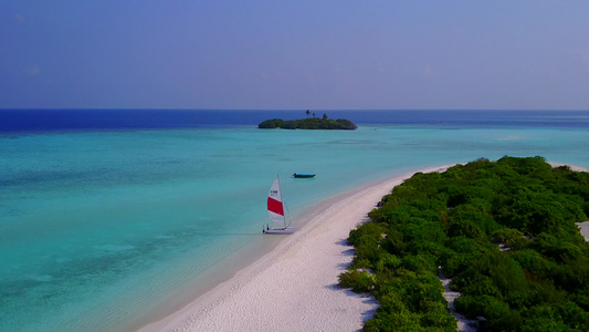 白沙背景水蓝色海洋热带海滨海滩度假的空中无人机质感视频