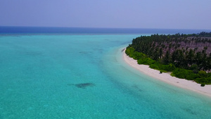 由蓝海和白沙底蓝海探索海滩之旅的完美海景风景景观15秒视频