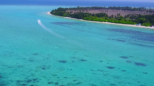 以蓝色环礁湖和白色沙滩背景为依底的海滨15秒视频