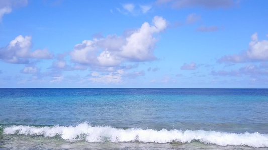 以清洁沙土背景的海平面蓝色海平面放松岛屿海滩生活方式视频