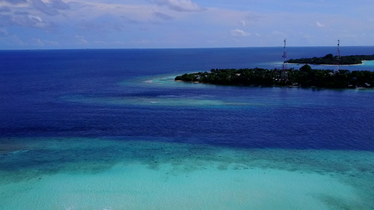 透明水和白沙背景下热带泻湖海滩度假的无人机天空视频