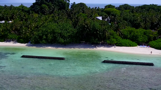 蓝海白沙背景下热带海滨海滩度假的空中无人机性质视频