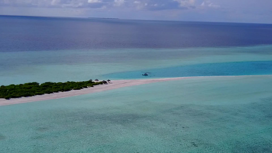 以透明有白色沙滩背景的海洋为目的地进行旅游海滩探险视频