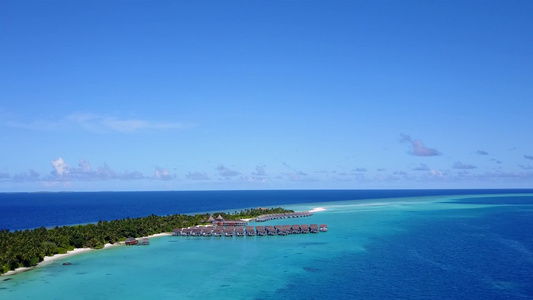 蓝色海洋和白色沙滩背景的豪华海湾海滩之行的海景视频