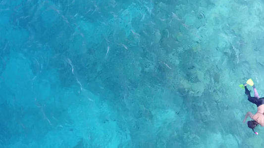 豪华的环礁湖海滩由白沙底浅水航行的无人驾驶飞机场景视频