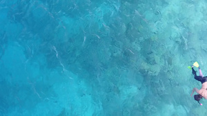 豪华的环礁湖海滩由白沙底浅水航行的无人驾驶飞机场景12秒视频