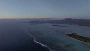 带山脉和蓝海的毛瑞修斯山风景16秒视频