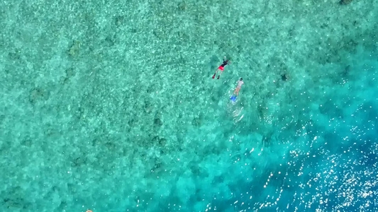 绿松石海的宁静岛屿海滩之旅的无人机空中全景明亮的沙质视频