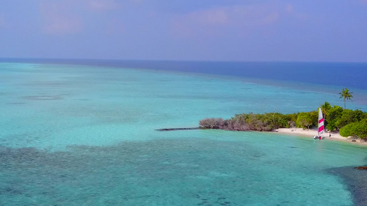 白色沙滩背景的蓝色环礁湖海滨旅程中外来度假度假胜地视频