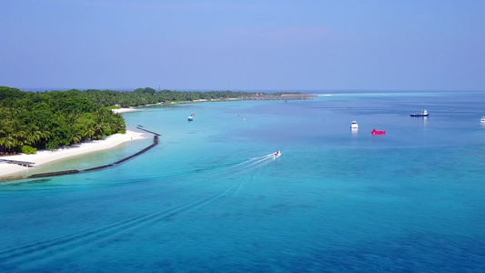 以蓝绿海和白沙背景航行的平静环礁湖海滩空中无人驾驶视频