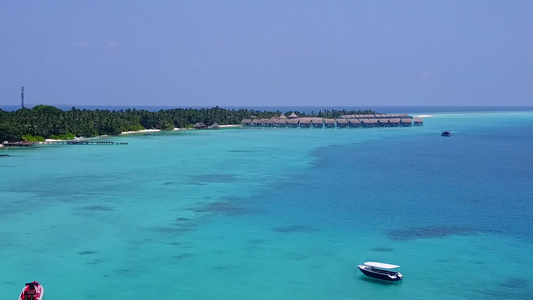 放松度假度假胜地海滩航行的空中观景摘要以蓝绿色海和视频