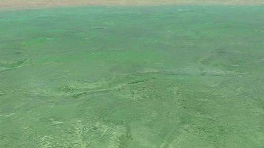 白沙背景蓝海宁静海岸线海滩空中无人机旅行视频