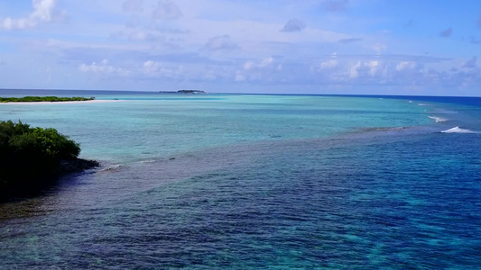 白沙背景蓝海海岸沙滩无人机海景视频