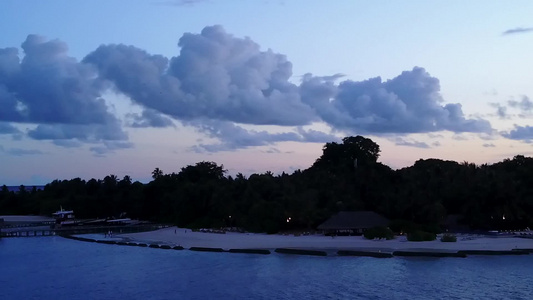 以蓝海和白沙滩背景放松旅游海滩休息的空中无人驾驶无人驾驶视频