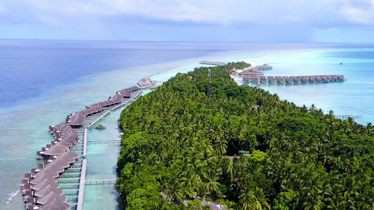 利用浅海和白沙底浅海进行海洋旅游海滩野生生物的空中视频