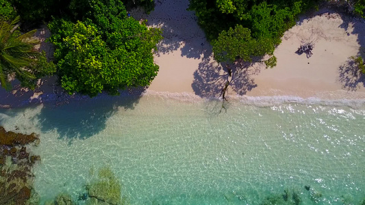 以蓝水和清洁沙地背景打破海滩的美丽海景风景中的空中视频