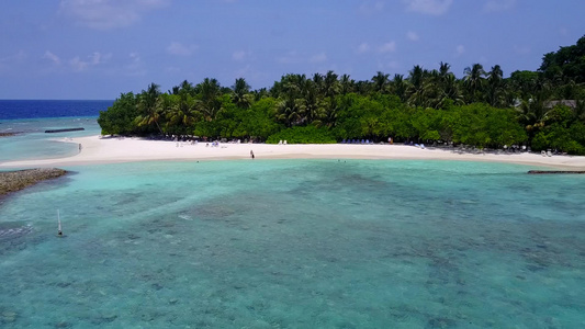 浅环礁湖和白沙背景热带岛屿海滩时间的无人驾驶飞机场景视频
