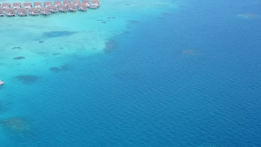 浅海和白沙背景的豪华海景海滩生活方式空中天空视频