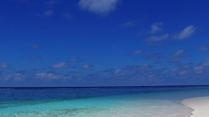 以清沙背景的蓝色水度乘清蓝水在海滨航行的豪华旅游12秒视频